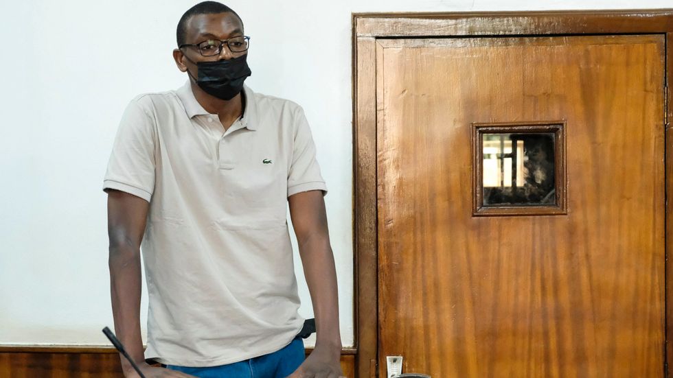 Kakwenza Rukirabashaija inför en domstol den 1 februari där han krävde att hans pass återlämnas så att han kan söka vård utomlands.