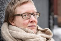 Helena Österlund, född 1978, debuterade som poet med ”Ordet och Färgerna” 2010 och har därefter gett ut två romaner. ”Det enda som blir kvar är ord” är hennes andra diktsamling. 