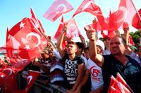 Demonstranter i Istanbul på ettårsdagen av kuppförsöket. Arkivbild.