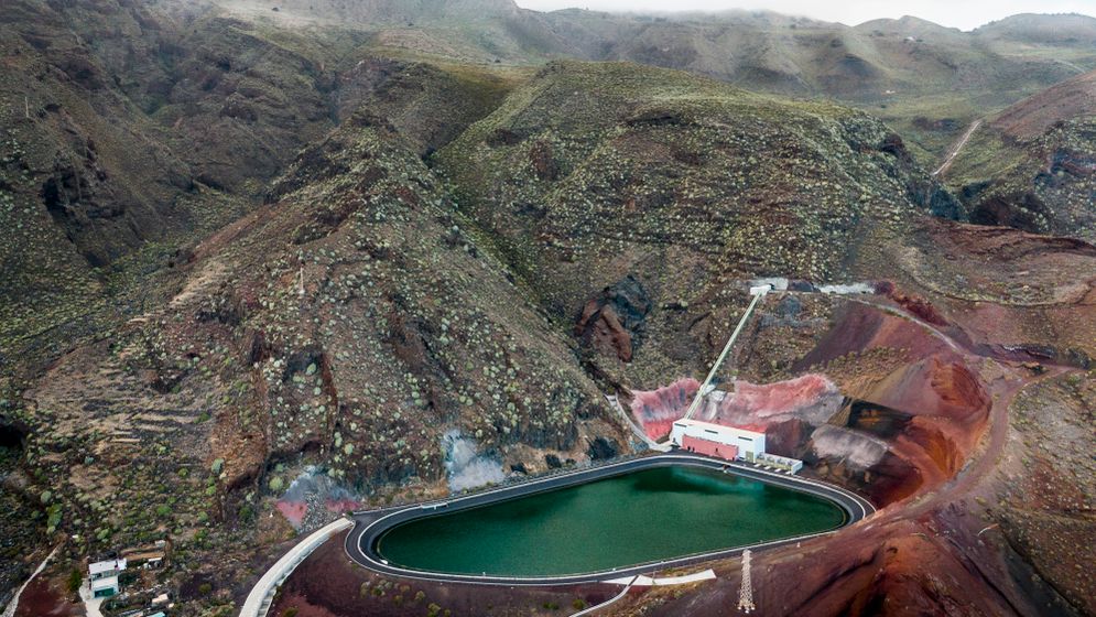 Lokalbefolkningen har förvandlat en död vulkan till ett gigantiskt ”batteri” – för att göra den karga Kanarieön El Hierro självförsörjande på förnybar energi.