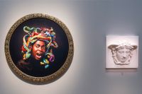 Yinka Shonibare ”Medusa väst” till vänster och en kopia i gips av den romerska marmorskulpturen Medusa Rondanini till höger, utställningsvy på Nationalmuseum.