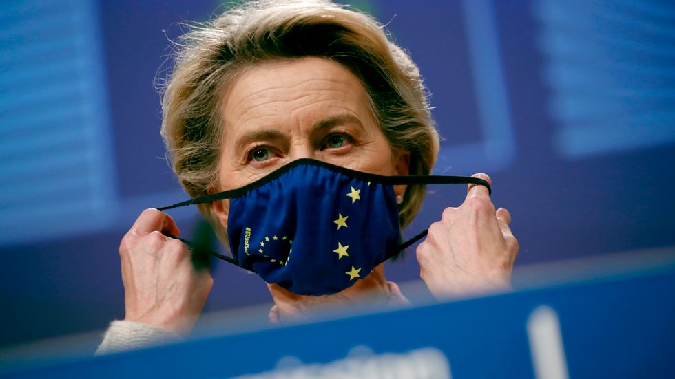Europakomissionens ordförande Ursula von der Leyen tar på sig sitt munskydd efter en presskonferens om brexitförhandlingarna på julafton.