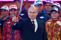 Putin tänder den olympiska elden. Han må vara en översittare, men är inte galen.