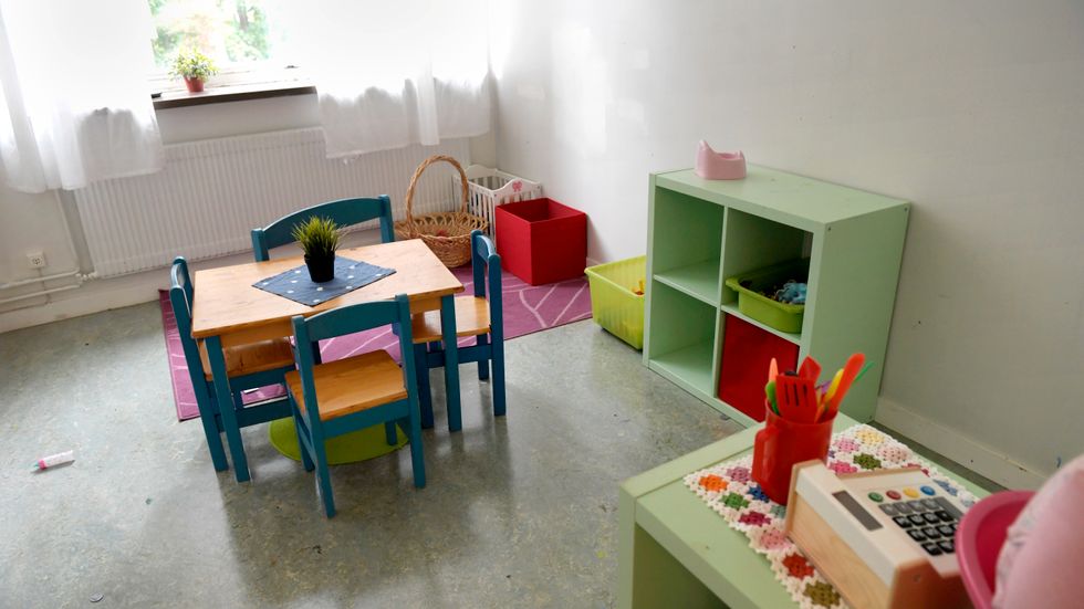 En barnskötare som jobbat på en förskola i Botkyrka söder om Stockholm döms till fängelse för sexbrott. Arkivbild.