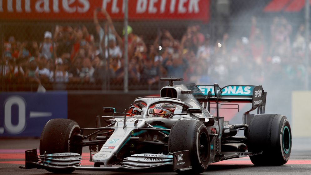 Lewis Hamilton bränner gummi och firar segern i Mexiko.
