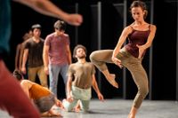 Batsheva Dance Company i ”Decadance” av Ohad Naharin.