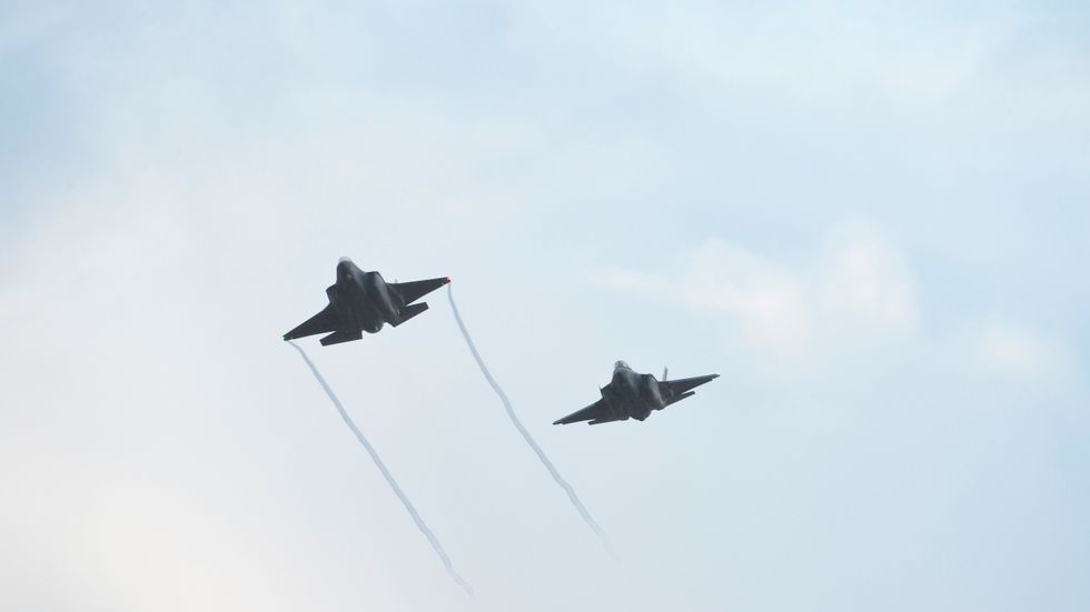 Två av Norges F-35-plan i luften. Arkivbild.