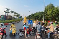 En vägspärr hindrar människor från att ta sig in i Hanoi, som stängde ner på lördagen för att stoppa virusspridningen.