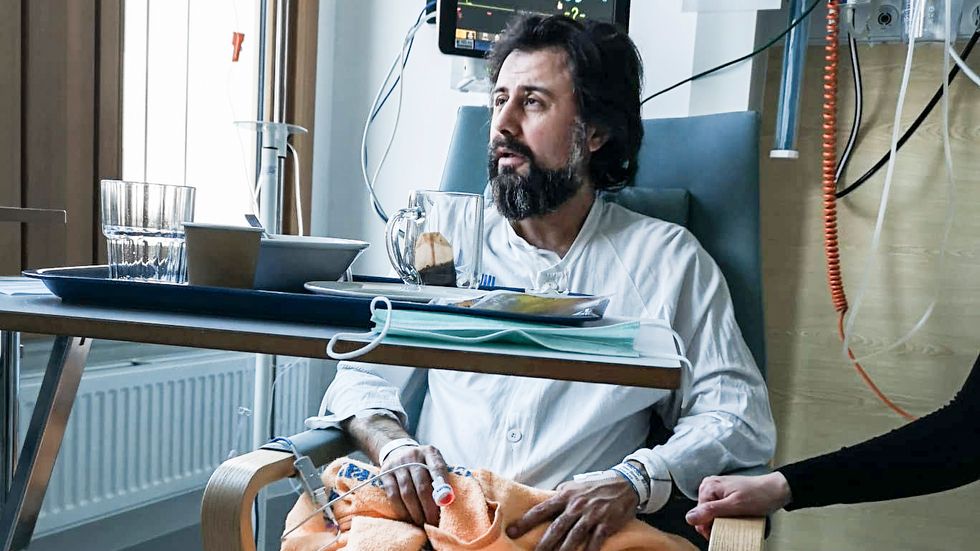 Ahmet Dönmez vistas på sjukhus efter misshandeln.