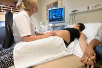 Ultraljudsundersökning av en gravid kvinna. Arkivbild.