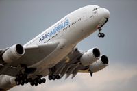 En Airbus A380 lyfter på flygmässan i Paris förra året. Arkivbild