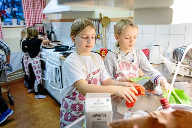 Sanna och Hanna förbereder salladen. I dag lagar minikockarna kyckling i currysås med sallad och naanbröd. Foto: Emma-Sofia Olsson