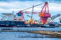 Bogserbåtar i tyska hamnstaden Wismar assisterar det specialbyggda fartyget ”Fortuna” som ska konstruera Nord Stream 2:s gasledningar i Östersjön. Arkivbild från januari 2021.