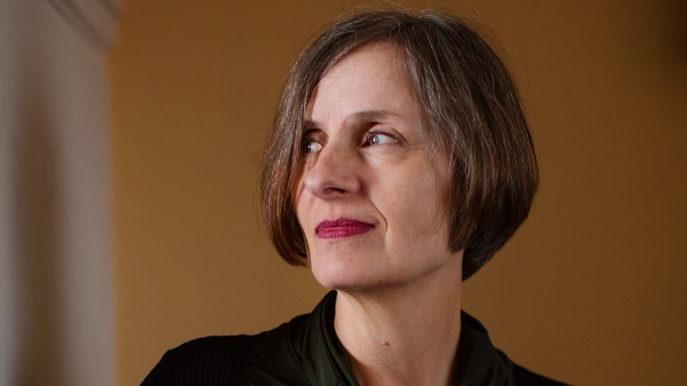 Susanna Alakoski (född 1962) debuterade med romanen ”Svinalängorna” 2006 för vilken hon tilldelades  Augustpriset. Hon har även givit ut ”Håpas du trifs bra i fengelset” (2010) samt två dagboksessäer.