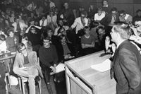 I maj 1968 ockuperade ett antal studenter vid Stockholms universitet Kårhuset. Dåvarande sociademokratiske utbildningsminister Olof Palme (höger) anlände och försökte tala studenterna till 'rätta'.