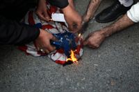 Demonstranter i Teheran bränner den amerikanska flaggan.