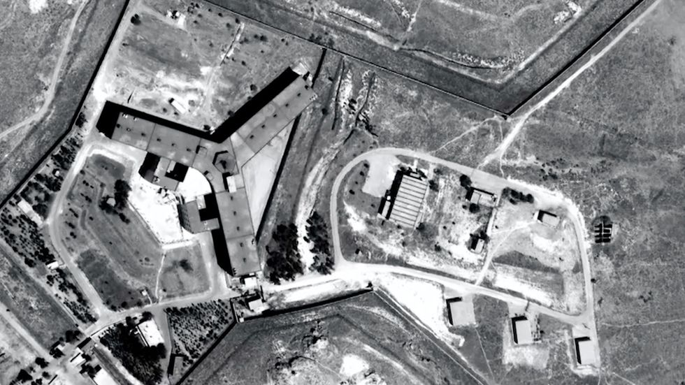 Militärfängelset Saydnaya ligger omkring 30 kilometer norr om Syriens huvudstad Damaskus. Det blev ökänt för sin användning av tortyr efter ett fångupplopp 2008.