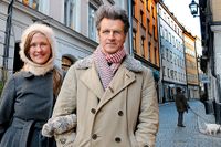Johanna Hofring och Tor Söderin bor och jobbar i Gamla stan. De trivs i den historiska stadsdelen men uppskattar möjligheten att komma ut på landet och till huset mellan Gnesta och Järna.