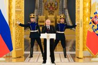 Vladimir Putin håller ett tal vid en ceremoni i Kreml 1/12 2021.