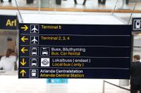 Det är långa köer på terminal 4 och 5 på Arlanda flygplats.