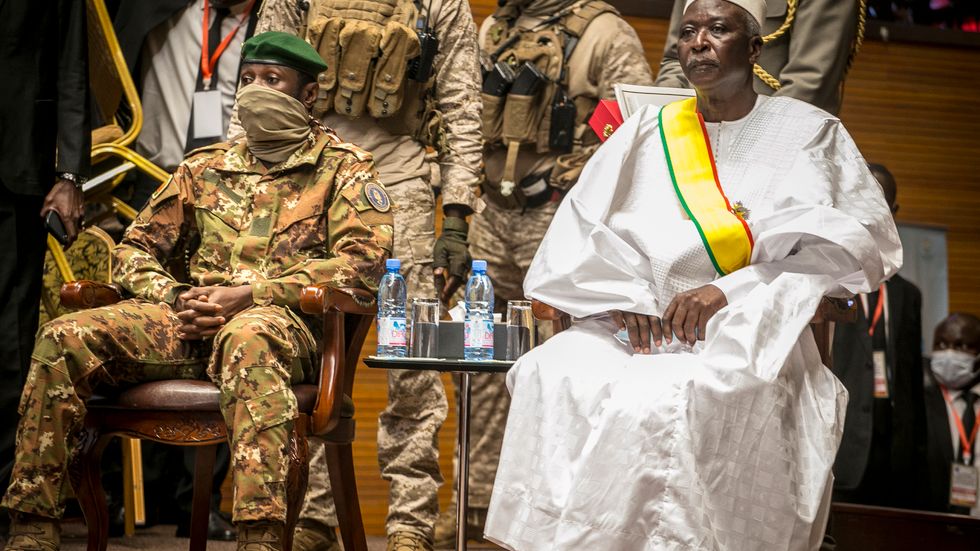 Överste Assimi Goïta, till vänster, bredvid den nu avsatte övergångspresidenten Bah Ndaw. Goïta har nu svurits in som övergångspresident i Mali.