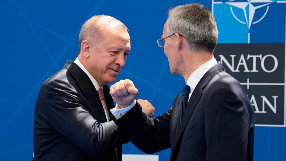 Turkiets president Recep Tayyip Erdogan coronahälsar på Natos generalsekreterare Jens Stoltenberg under Natotoppmötet i juni 2021.