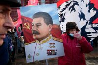 Ryska kommunister med Stalin-porträtt hedrade 80-årsdagen av slaget om Moskva den 4 december.