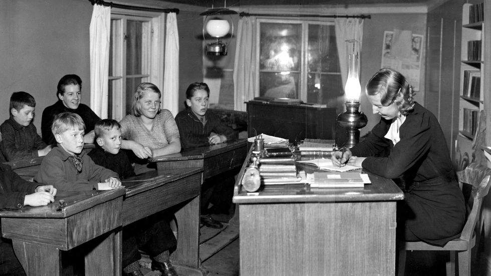 Fröken Kristina Nilsson, Höggarns folkskola, undervisar sina elever i svenska språket. Fotografiet togs 1938.