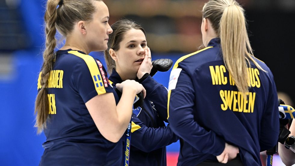 Anna Knochenhauer, Anna Hasselborg och Sara McManus har en del att fundera på. Sverige har inlett curling-VM i Sandviken med tre förluster på fem matcher.