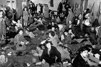 Kvinnliga fångar i en barack i koncentrationslägret Bergen-Belsen, många av dem svårt sjuka och döende av tyfus och svält. Fotot är taget i april 1945, strax efter att brittiska trupper befriat lägret.