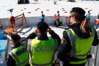 Österrikisk polis på plats under herrarnas 15 kilometer i klassisk stil vid skid-VM i Seefeld.