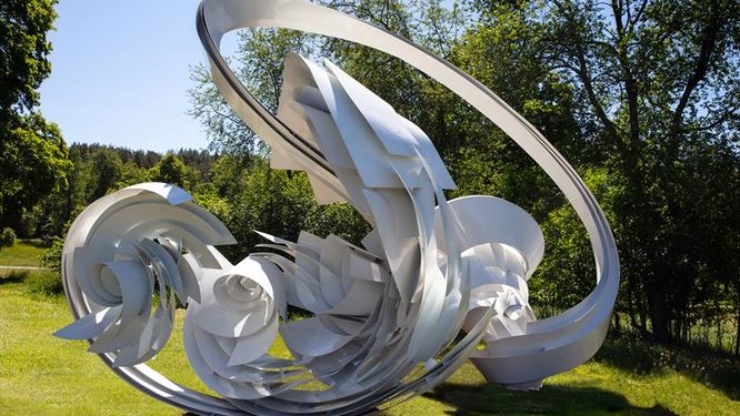 ”Hoop-La” av Alice Aycock är det första verket i en planerad skulpturpark på Djurgården i Stockholm.