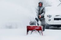  En man röjer snö i Grand Rapids, Michigan, fredagen den 23 december. 