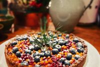 Nyårsdessert: Kolapaj med egenplockade lingon och havtorn samt blåbär från Coop. Serverades med hemlagad hjortronglass.