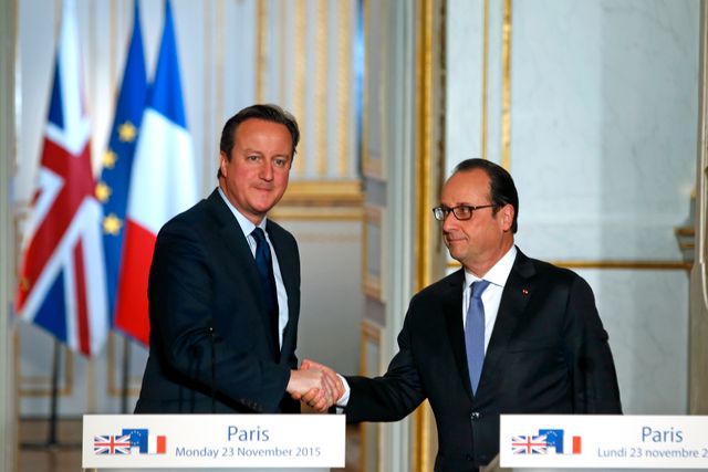 Storbritanniens premiärminister David Cameron skakar hans med Frankrikes president Francois Hollande.