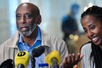 Hjärtläkaren Fikru Maru, som efter fem års fångenskap i Etiopien nu är tillbaka i Sverige, håller presskonferens. Dottern Emy Maru ses till höger.