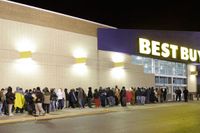 Hundratals shoppare väntar på att dörrarna ska öppnas till affären Best Buy tidigt på fredagsmorgonen den 26 november i Mayfield Heights, Ohio.