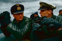 Medurs uppifrån: Heinrich Lehmann-Willenbrock, kapten på verklighetens U-96; scen ur Hollywoodfilmen ”Fiender i djupet” (1957); scen ur nya tv-serien ”Das Boot”; regissören Wolfgang Petersen under inspelningen av ”Ubåten” (1981).