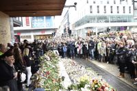 Flera anhöriga till dem som mördades i terrorattacken i Stockholm har efterlyst en särskild fond för ersättning till offer för terrorism. Men partierna är överlag avvaktande. Arkivbild.