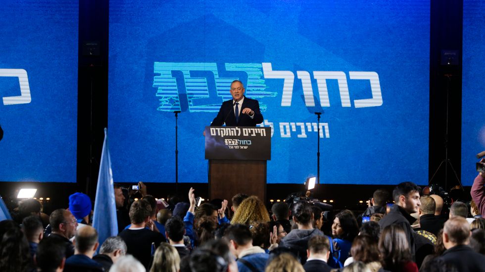 Benny Gantz, ledare för Blåvita alliansen, är en av partiledarna som kan bli Israels näste premiärminister. Bild från den senaste valnatten, i mars.