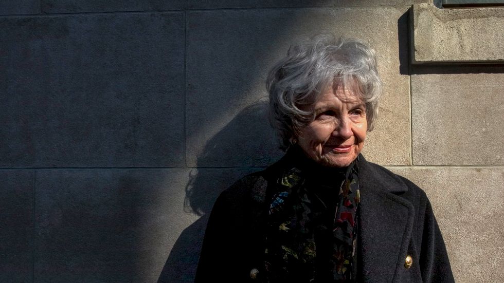 Alice Munro, född Laidlaw 1931 i Ontario, fick Nobelpriset i litteratur 2013. Hennes självbiografiska roman publicerades redan 1971 och kommer nu för första gången på svenska. 