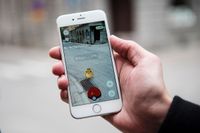 Pokémon Go spelas med mobiltelefonen och går ut på att man ska hitta figurer, Pokémon, runt om i sin omgivning.