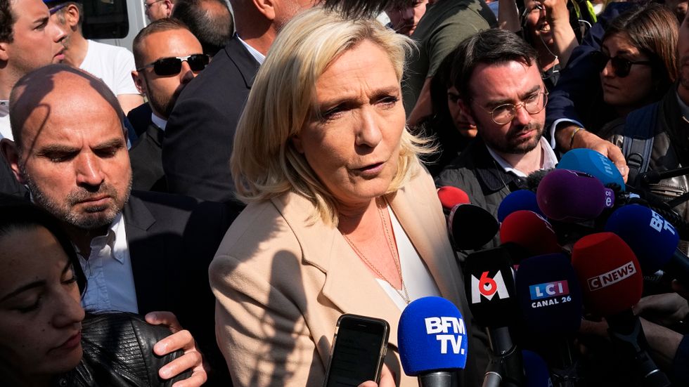 Den franska presidentkandidaten Marine Le Pen utmanar sittande Emmanuel Macron i söndagens andra och avgörande omgång i det franska presidentvalet.