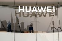 Det kinesiska telekombolaget Huawei får ta del av information om svenska mobiloperatörer har regeringen beslutat. Arkivbild