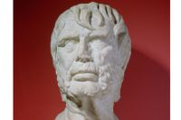 Seneca levde 4 f Kr–65 e Kr och hade stor betydelse för stoicismens utveckling.