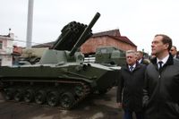 Rysslands premiärminister Medvedev inspekterar tillverkning av stridsvagnar i Perm. Var ska de användas?