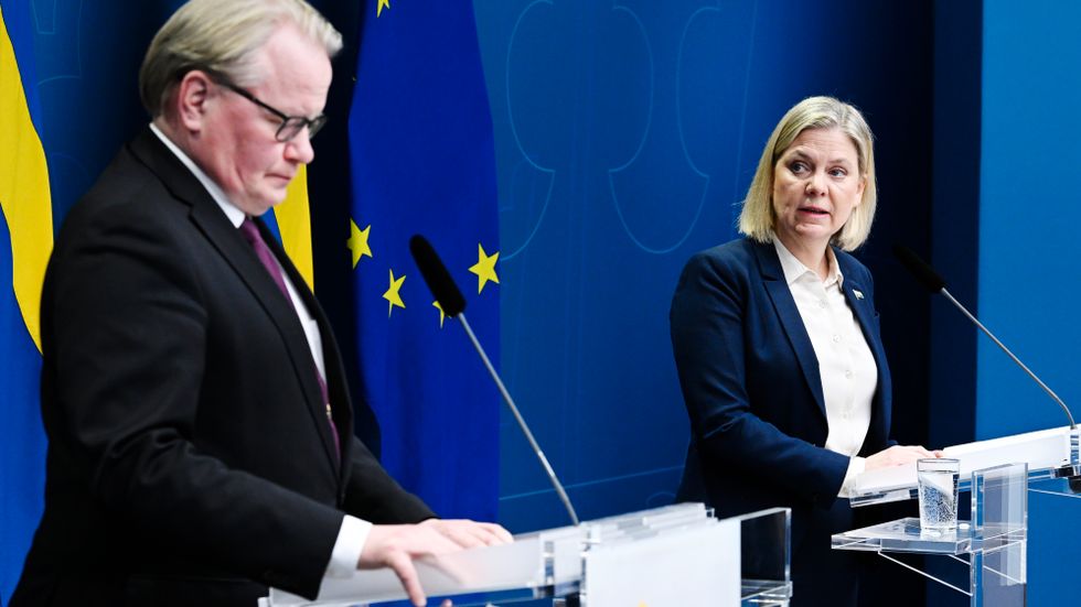 Försvarsminister Peter Hultqvist och statsminister Magdalena Andersson under söndagens pressträff på Rosenbad gällande säkerhetsläget i Europa.