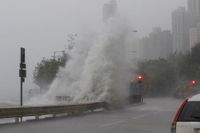 Vatten som slår mot vägen i Hong Kong under en ordentlig storm i oktober. Arkivbild.