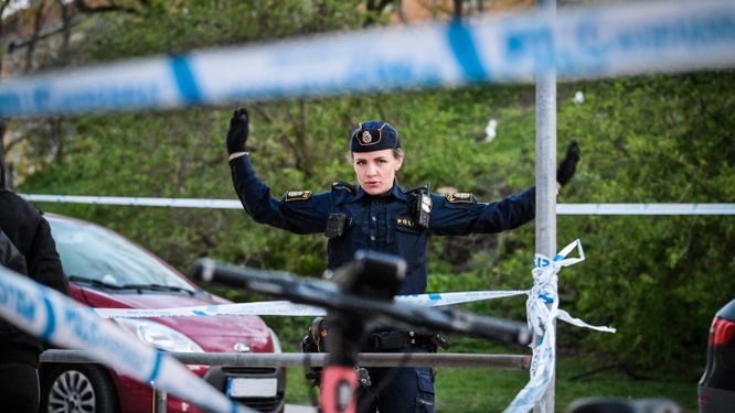 Polis på plats på Södermalm under måndagskvällen.