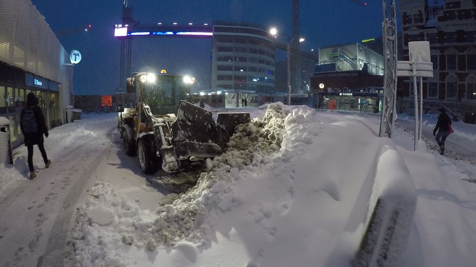 Snöröjning vid Slussen i Stockholm, i februari i år.